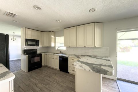 House in Brandon, Florida 3 bedrooms, 147.44 sq.m. № 2420030 - photo 16