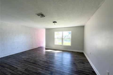 House in Brandon, Florida 3 bedrooms, 147.44 sq.m. № 2420030 - photo 13