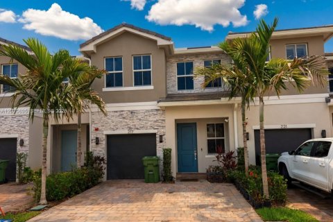 Adosado en Pembroke Pines, Florida 4 dormitorios, 180.04 m2 № 2078578