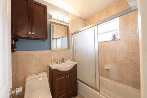 Commercial property in Fort Lauderdale, Florida 213.68 sq.m. № 2081748 - photo 12
