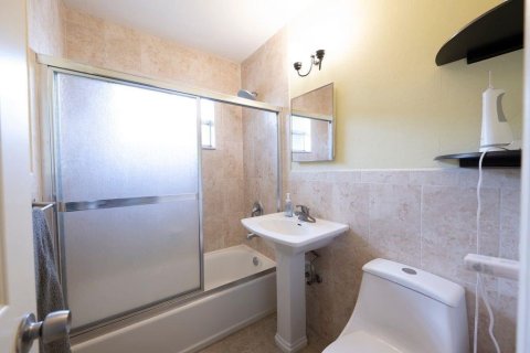 Commercial property in Fort Lauderdale, Florida 213.68 sq.m. № 2081748 - photo 13