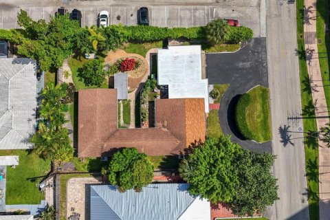 Commercial property in Fort Lauderdale, Florida 213.68 sq.m. № 2081748 - photo 9