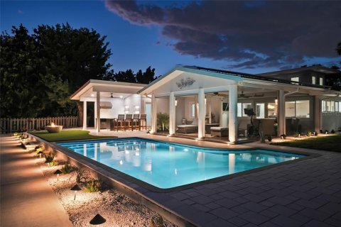 House in Saint Petersburg, Florida 3 bedrooms, 274.71 sq.m. № 2203212 - photo 5