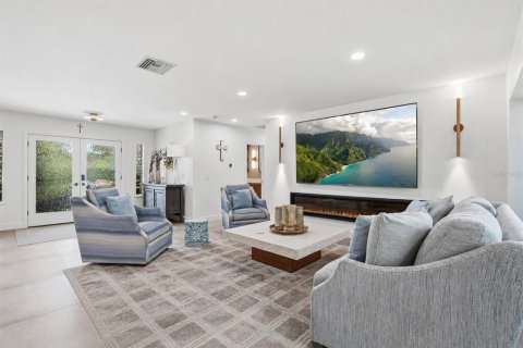 House in Saint Petersburg, Florida 3 bedrooms, 274.71 sq.m. № 2203212 - photo 7