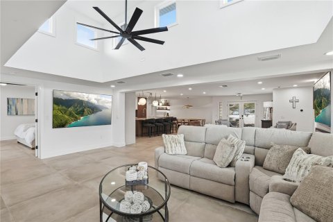 House in Saint Petersburg, Florida 3 bedrooms, 274.71 sq.m. № 2203212 - photo 20