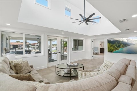 House in Saint Petersburg, Florida 3 bedrooms, 274.71 sq.m. № 2203212 - photo 19