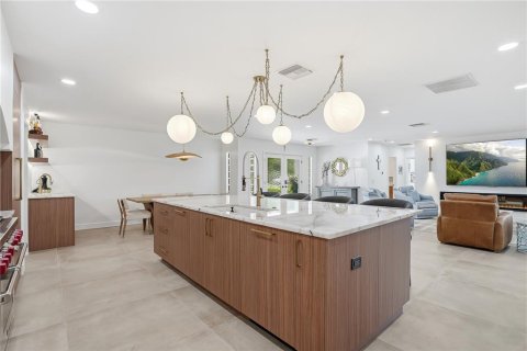 House in Saint Petersburg, Florida 3 bedrooms, 274.71 sq.m. № 2203212 - photo 12