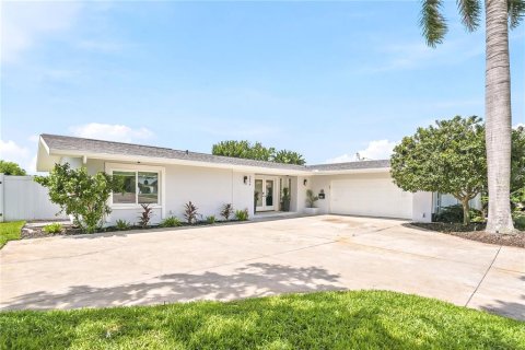 House in Saint Petersburg, Florida 3 bedrooms, 274.71 sq.m. № 2203212 - photo 2