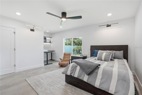 House in Saint Petersburg, Florida 3 bedrooms, 274.71 sq.m. № 2203212 - photo 28