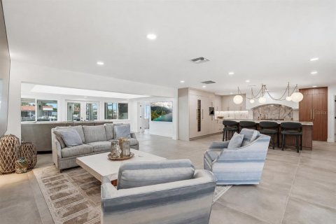 House in Saint Petersburg, Florida 3 bedrooms, 274.71 sq.m. № 2203212 - photo 9