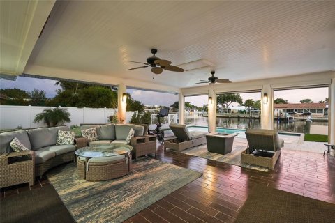 House in Saint Petersburg, Florida 3 bedrooms, 274.71 sq.m. № 2203212 - photo 4