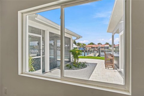 House in Saint Petersburg, Florida 3 bedrooms, 274.71 sq.m. № 2203212 - photo 22