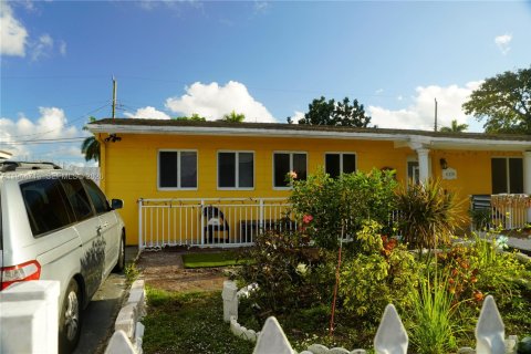 Propiedad comercial en Miami Gardens, Florida 1 dormitorio, 219.44 m2 № 2060137