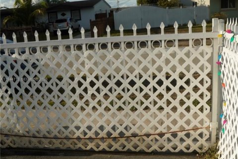 Propiedad comercial en alquiler en Miami Gardens, Florida, 1 dormitorio, 219.44 m2 № 2060137 - foto 4