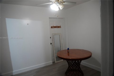Propiedad comercial en alquiler en Miami Gardens, Florida, 1 dormitorio, 219.44 m2 № 2060137 - foto 17