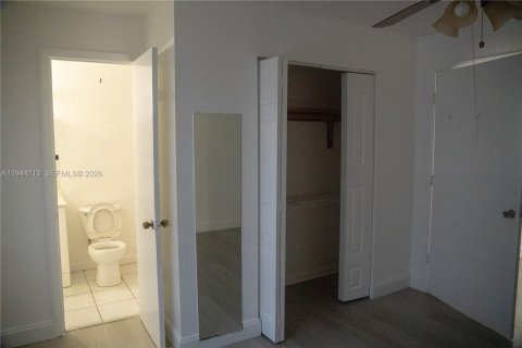 Propiedad comercial en alquiler en Miami Gardens, Florida, 1 dormitorio, 219.44 m2 № 2060137 - foto 12