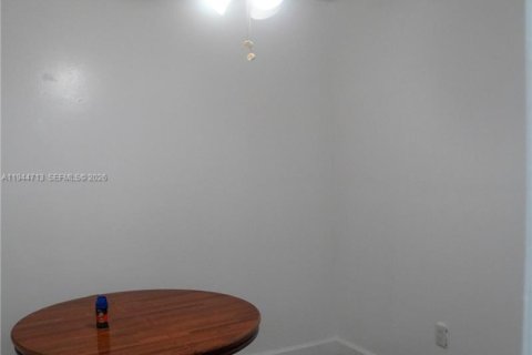 Propiedad comercial en alquiler en Miami Gardens, Florida, 1 dormitorio, 219.44 m2 № 2060137 - foto 9