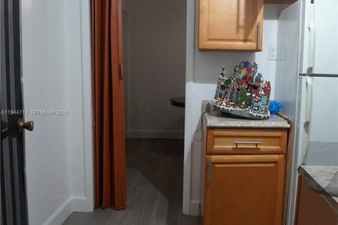 Propiedad comercial en alquiler en Miami Gardens, Florida, 1 dormitorio, 219.44 m2 № 2060137 - foto 8