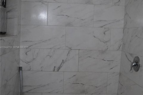 Propiedad comercial en alquiler en Miami Gardens, Florida, 1 dormitorio, 219.44 m2 № 2060137 - foto 13