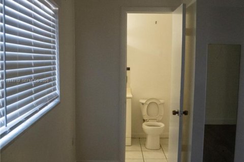 Propiedad comercial en alquiler en Miami Gardens, Florida, 1 dormitorio, 219.44 m2 № 2060137 - foto 11