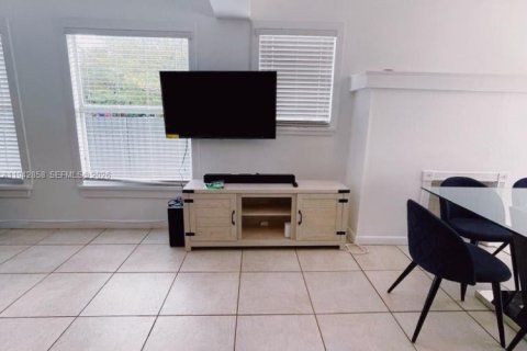 Villa ou maison à louer à Miami, Floride: 3 chambres, 155.89 m2 № 1999134 - photo 5