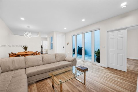 Townhouse in Hollywood, Florida 3 bedrooms, 149.02 sq.m. № 1991357 - photo 9