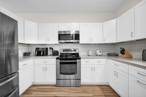 Townhouse in Hollywood, Florida 3 bedrooms, 149.02 sq.m. № 1991357 - photo 14