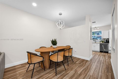 Townhouse in Hollywood, Florida 3 bedrooms, 149.02 sq.m. № 1991357 - photo 12