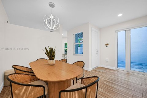 Townhouse in Hollywood, Florida 3 bedrooms, 149.02 sq.m. № 1991357 - photo 11