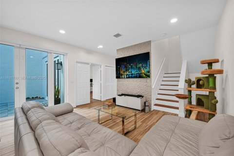 Townhouse in Hollywood, Florida 3 bedrooms, 149.02 sq.m. № 1991357 - photo 8
