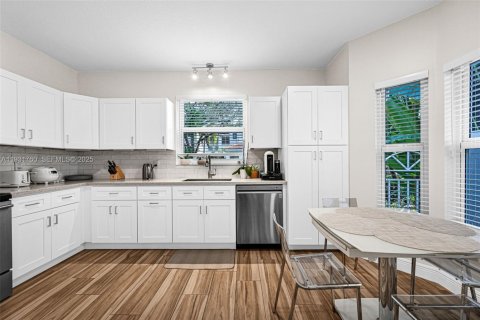 Townhouse in Hollywood, Florida 3 bedrooms, 149.02 sq.m. № 1991357 - photo 13