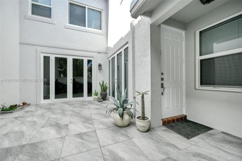 Townhouse in Hollywood, Florida 3 bedrooms, 149.02 sq.m. № 1991357 - photo 6