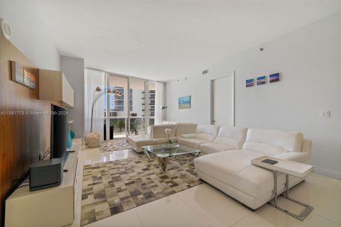 Condominio en venta en Sunny Isles Beach, Florida, 2 dormitorios № 1863507 - foto 12