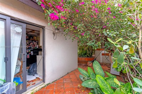 Condo in Miami, Florida, 3 bedrooms  № 1990754 - photo 24