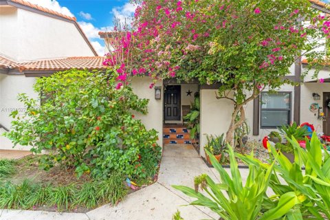 Condo in Miami, Florida, 3 bedrooms  № 1990754 - photo 1