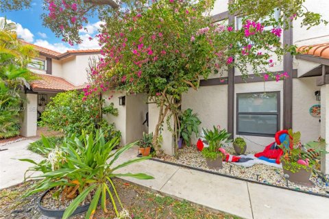 Condo in Miami, Florida, 3 bedrooms  № 1990754 - photo 2
