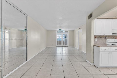 Condo in Lauderhill, Florida, 1 bedroom № 1963804 - photo 3