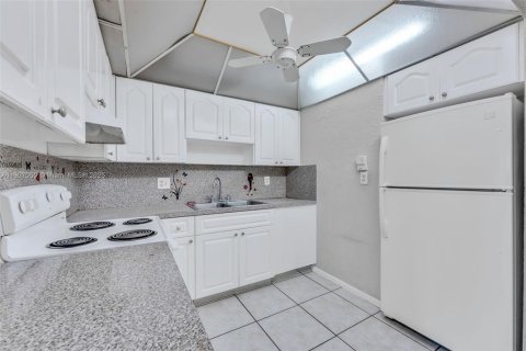 Condo in Lauderhill, Florida, 1 bedroom № 1963804 - photo 10