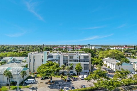 Condo in Lauderhill, Florida, 1 bedroom № 1963804 - photo 1