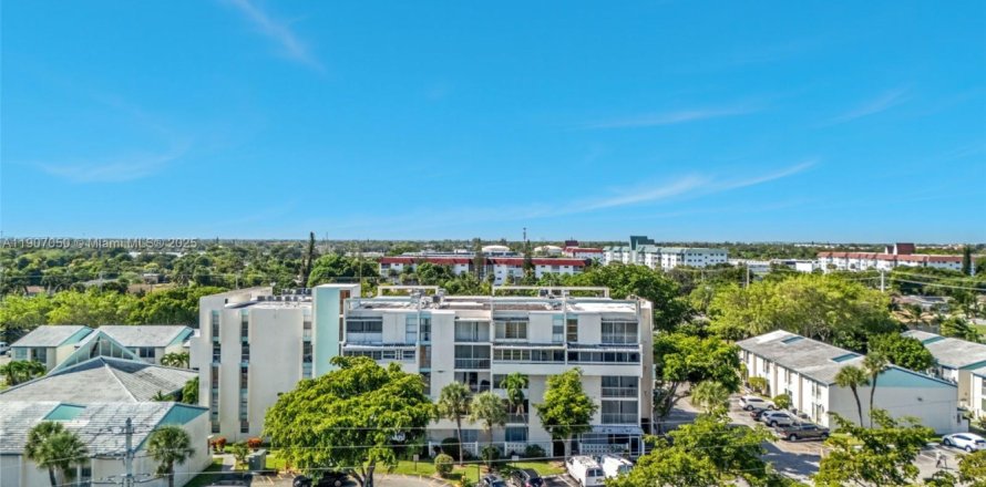 Condo in Lauderhill, Florida, 1 bedroom № 1963804