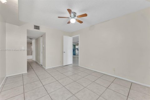 Condo in Lauderhill, Florida, 1 bedroom № 1963804 - photo 11