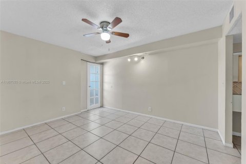 Condo in Lauderhill, Florida, 1 bedroom № 1963804 - photo 16