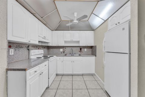 Condo in Lauderhill, Florida, 1 bedroom № 1963804 - photo 9