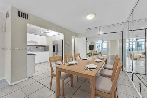 Condo in Lauderhill, Florida, 1 bedroom № 1963804 - photo 5