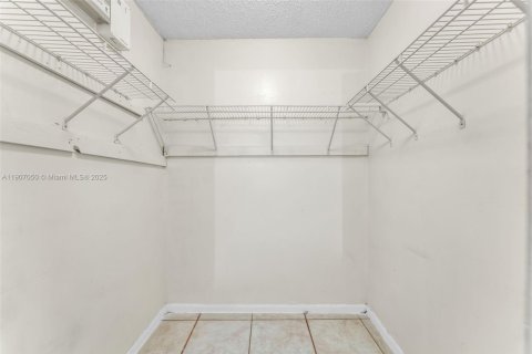 Condo in Lauderhill, Florida, 1 bedroom № 1963804 - photo 13