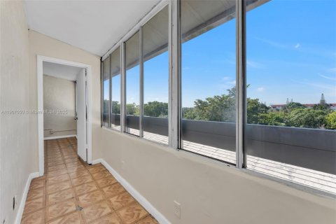 Condo in Lauderhill, Florida, 1 bedroom № 1963804 - photo 18