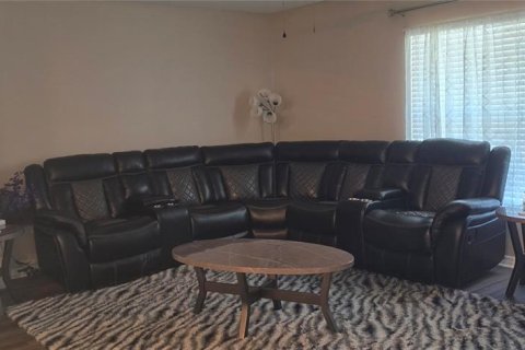 House in Zephyrhills, Florida 4 bedrooms, 171.5 sq.m. № 2429567 - photo 3