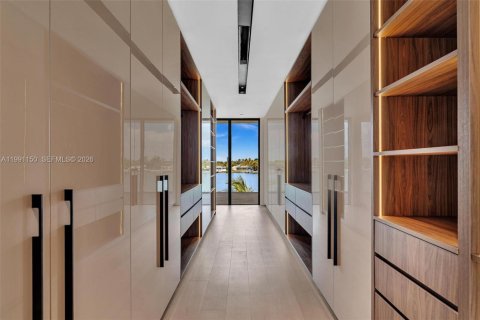 House in Miami Beach, Florida 5 bedrooms, 473.24 sq.m. № 2057442 - photo 30