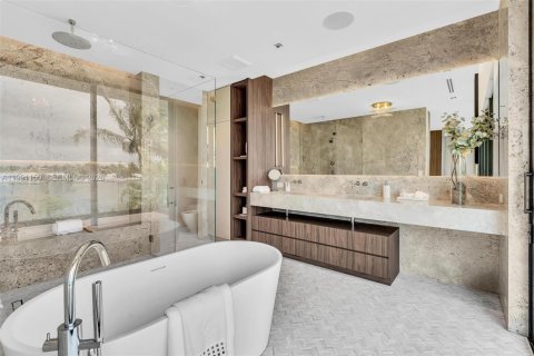 House in Miami Beach, Florida 5 bedrooms, 473.24 sq.m. № 2057442 - photo 27