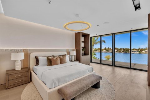 House in Miami Beach, Florida 5 bedrooms, 473.24 sq.m. № 2057442 - photo 24